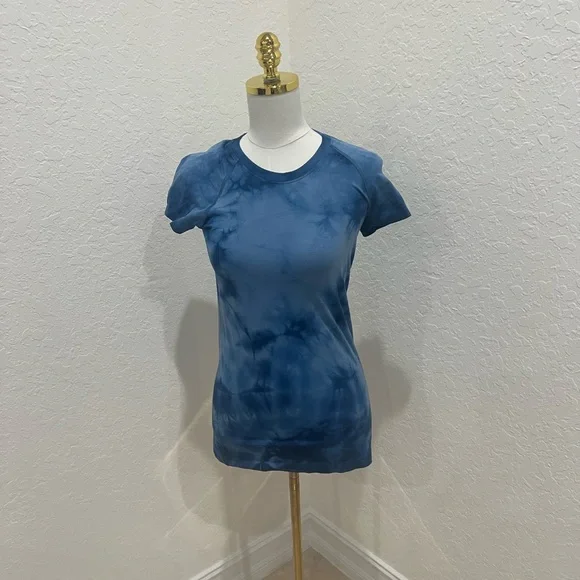 lululemon athletica Women's Blue Patterned Tee - Picture 2 of 5